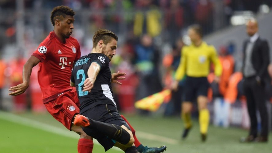 Kingsley Coman et Mathieu Debuchy le 4 novembre 2015 à Munich lors d'un match opposant Arsenal au Bayern
