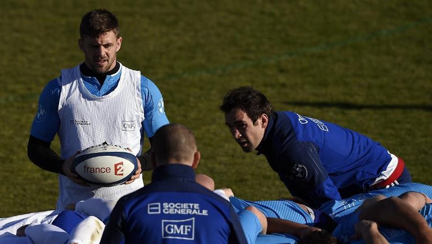 Le demi de mêlée Rory Kockott (ballon), à l'entraînement du XV de France pour préparer le tournoi des Six Nations, le 28 janvier 2015 au Canet-en-Roussillon