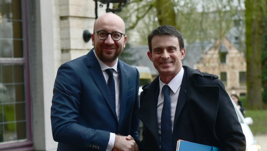 Les Premiers ministres belge et français, Charles Michel (g) et Manuel Valls (d) à Bruxelles, le 1er février 2016