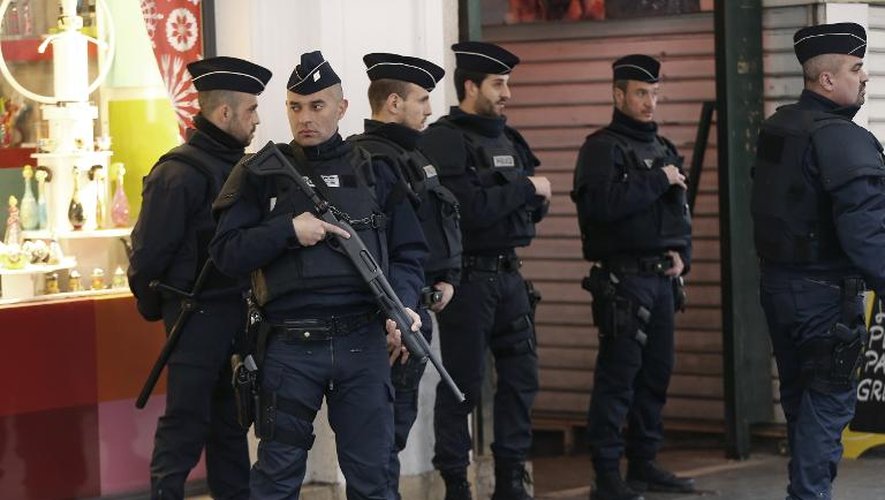 Des policiers sur les lieux où ont été agressés, à Nice, trois militaires, le 3 février 2015