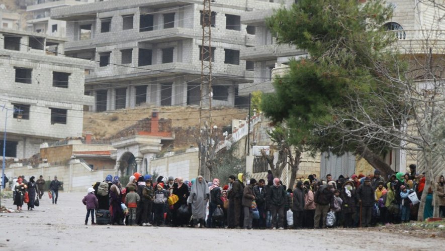 Des personnes attendent un convoi humanitaire dans la ville de Madaya en Syrie, le 14 janvier 2016