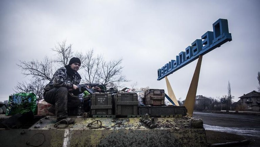 Un soldat ukrainien sur un véhicule blindé à l'entrée de la ville de Debaltseve, le 3 février 2015 dans la région de Donetsk, dans l'est séparatiste