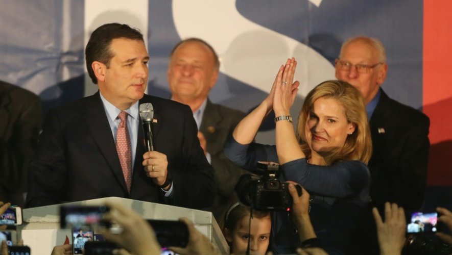 Ted Cruz applaudi par sa femme Heidi et ses partisans après avoir remporté la primaire républicaine le 1er février 2016 à Des Moines dans l'Iowa