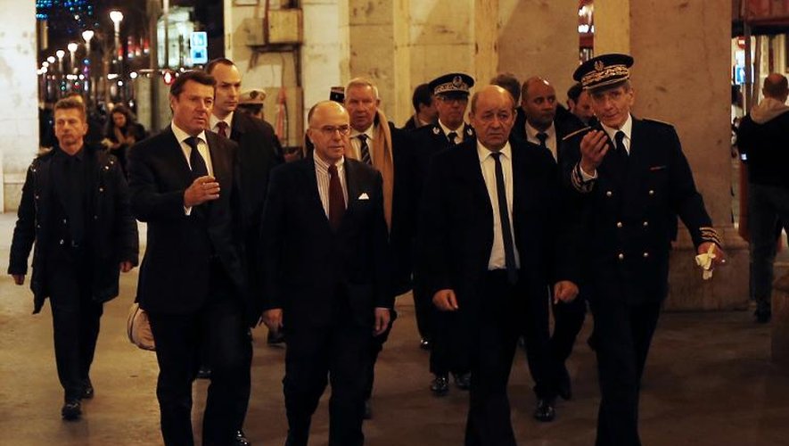 Le ministre de la Défense Jean-Yves Le Drian (deuxième à droite), le ministre de l'Intérieur Bernard Cazeneuve (au centre) et le maire de Nice Christian Estrosi (2ème à gauche) sur les lieux de l'agression de 3 militaires à Nice le 3 février 2015