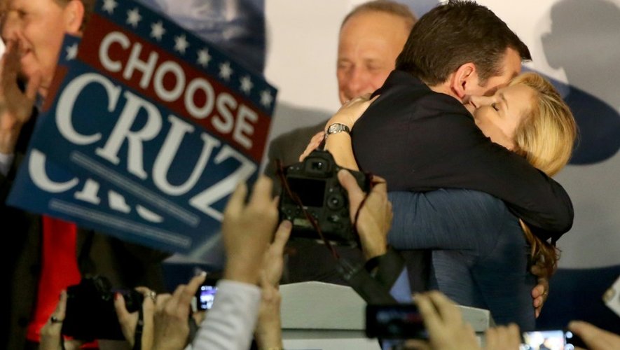 Ted Cruz et sa femme Heidi à l'annonce de sa victoire dans les "caucus" républicains dans l'Iowa le 1er février 2016 à Des Moines