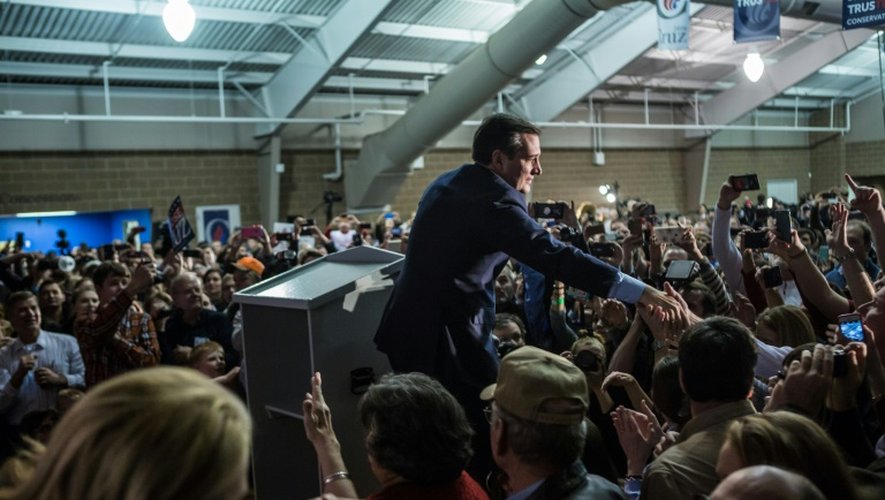 Ted Cruz au milieu de ses partisans le 1er février , 2016 à Des Moines dans l'Iowa