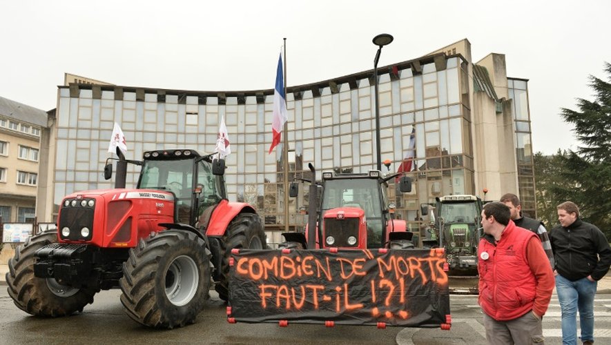 Les agriculteurs ont déployé une banderole "combien de morts faut-il", lors d'une manifestation contre la baisse des prix des produits agricoles, à Chartres, le 2 février 2016