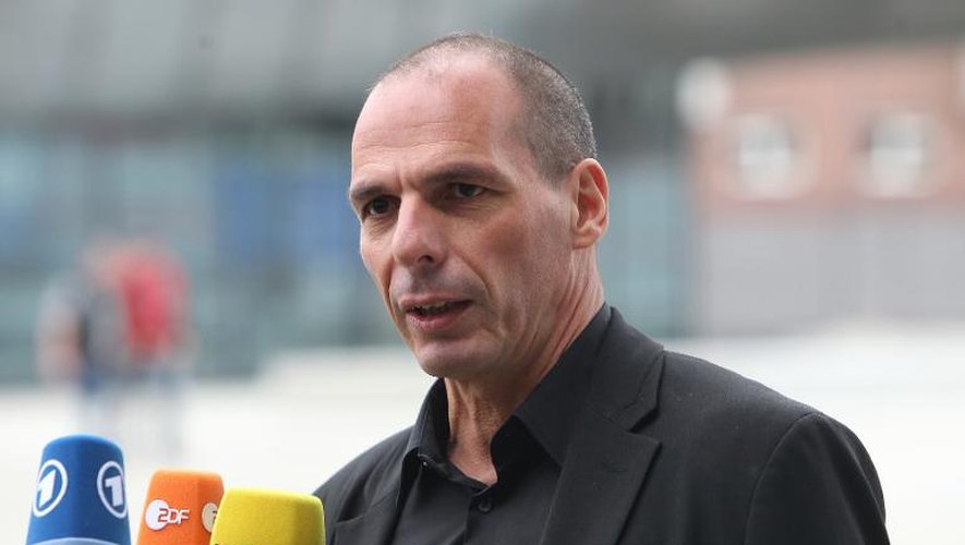 Le ministre grec des Finances Yanis Varoufakis fait une déclaration à la sortie de la Banque Centrale européenne à Francfort, le 4 février 2015