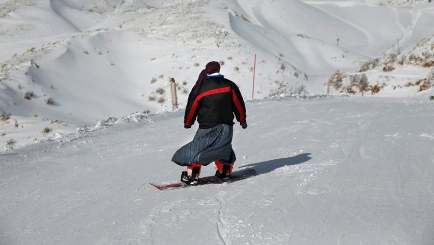 Une Israélienne ultra-orthodoxe fait du snowboard sur le mont Hermon, le 21 janvier 2016