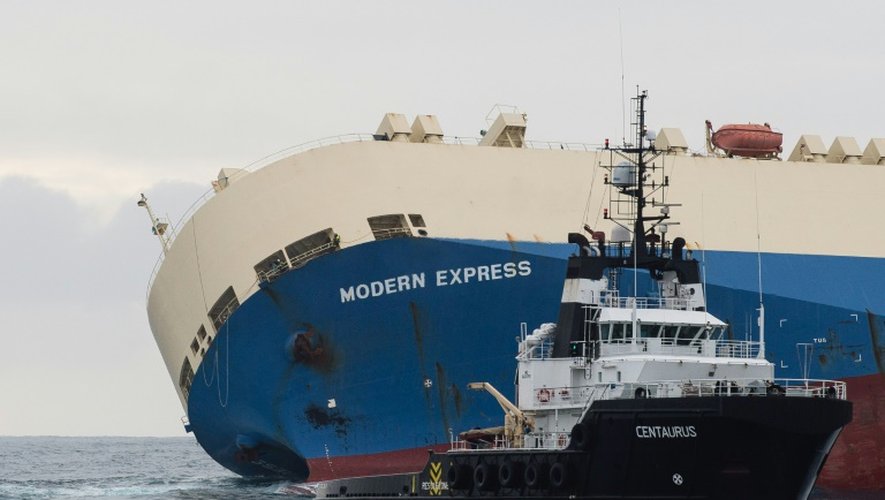 Photo publiée le 1er février 2016 par la Marine nationale du cargo Modern Express qui dérive au large du littoral français