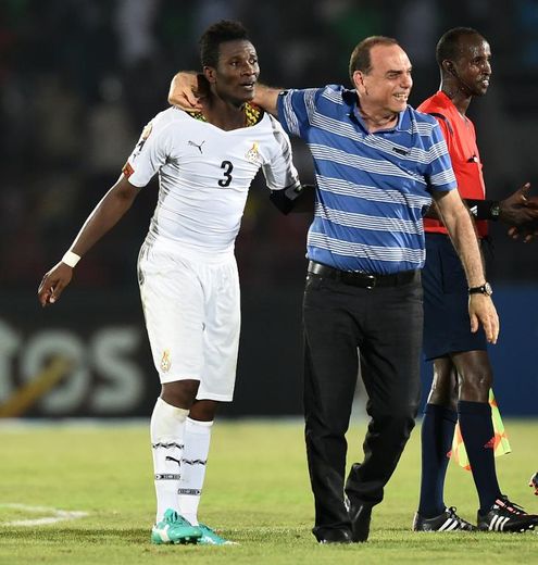 Le capitaine du Ghana Asamoah Gyan célèbre, avec son entraîneur Avram Grant, le but qu'il vient de marquer contre l'Algérie, le 23 janvier 2015 à Mongomo