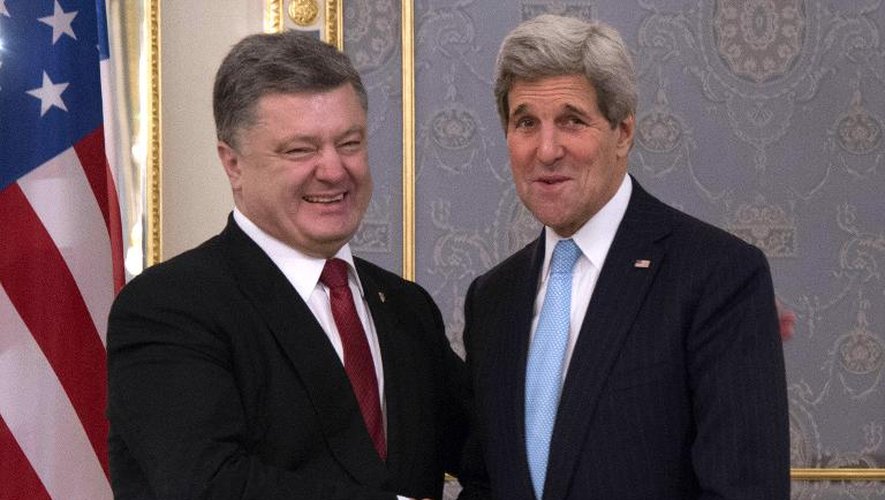 Le président ukrainien Petro Porochenko (g) et le secrétaire d'Etat américain John Kerry, le 5 février 2015 à Kiev