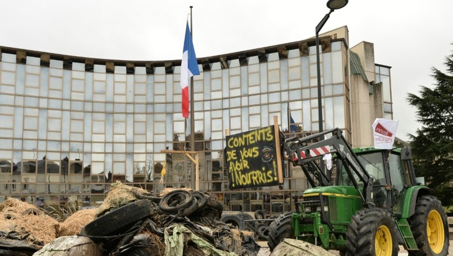 Des agriculteurs bloquent l'accès à la préfecture d'Eure-et-Loir, le 2 février 2016 à Chartres