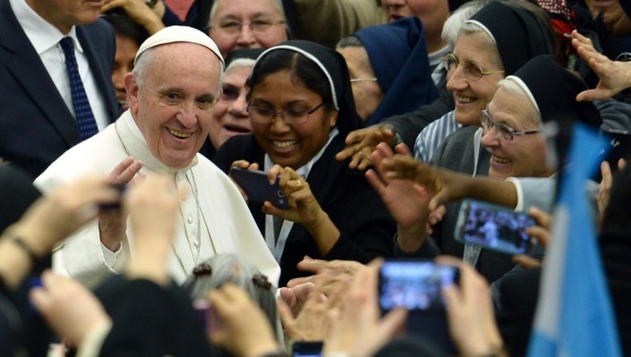 Le pape François salue des religieuses lors d'une réunion pour la clôture de de l'année de la vie cosacrée au Vatican le 1er février 2016