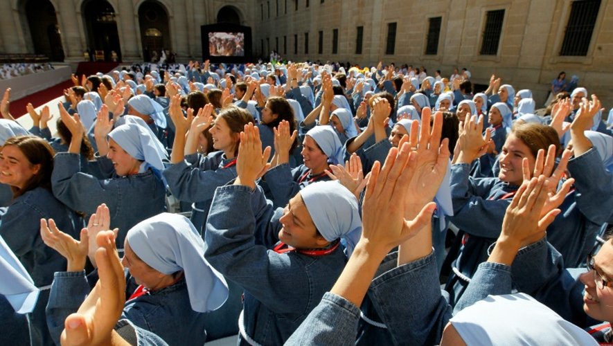 Des religieuses attendent le pape Benoît XVI au Monastère de El Escorial à San Lorenzo del Escorial en Espagne le 19 août 2011