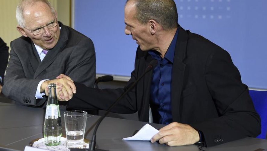 Le ministre grec des Finances Yanis Varoufakis (d) et son homologue allemand Wolfgang Schäuble (g) lors d'une conférence de presse, le 5 février 2015 à Berlin