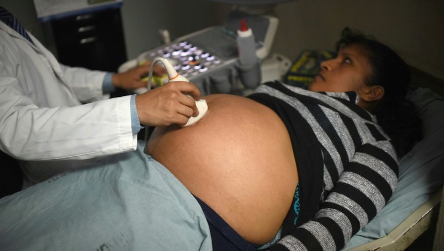 Une femme enceinte passe une échographie, le 2 février 2016 dans un hôpital de Guatemala City, au Guatemala