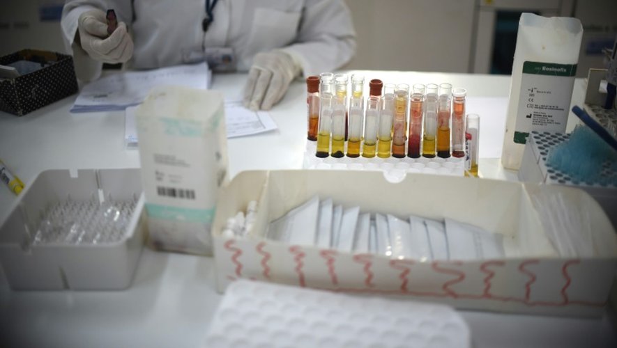 Une personne effectue des analyses de sang à la recherche du virus Zika dans un laboratoire à Guatemala, le 2 février 2016