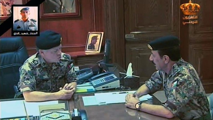 Capture d'écran de la TV jordanienne du roi roi Abdallah II s'entretnant le 5 février 2015 avec le chef de l'armée Mashal Mohammad al-Zaben