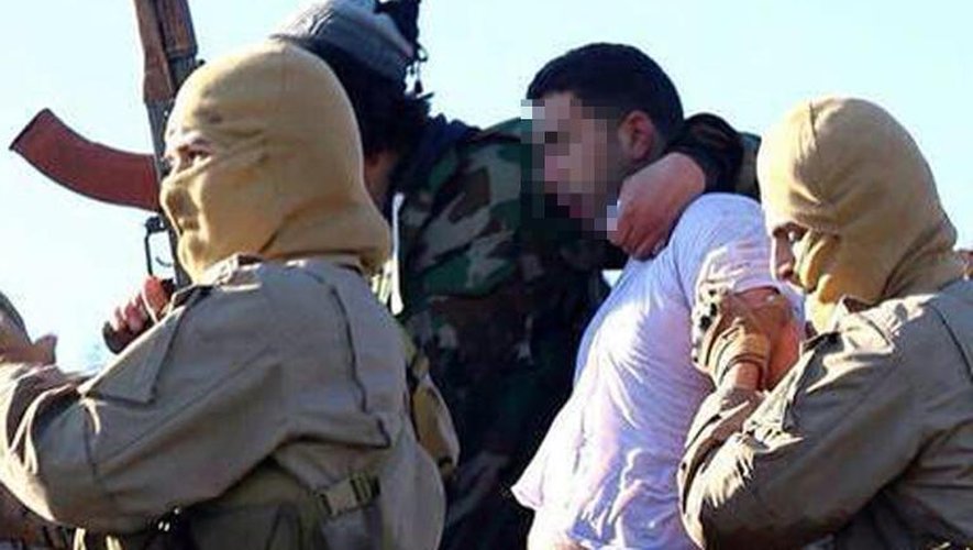 Image distribuée par le groupe Etat islamique aux sites islamistes montrant le pilote jordanien que l'EI a capturé en Syrie le 24 décembre 2014