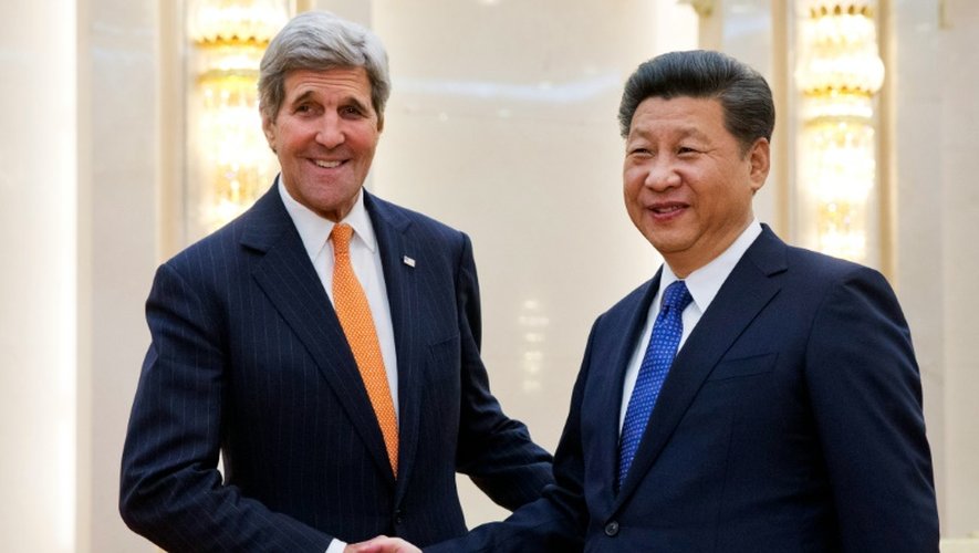 Le secrétaire d'Etat américain John Kerry (g) reçu par le président chinois Xi Jinping, le 27 janvier 2016 à Pékin