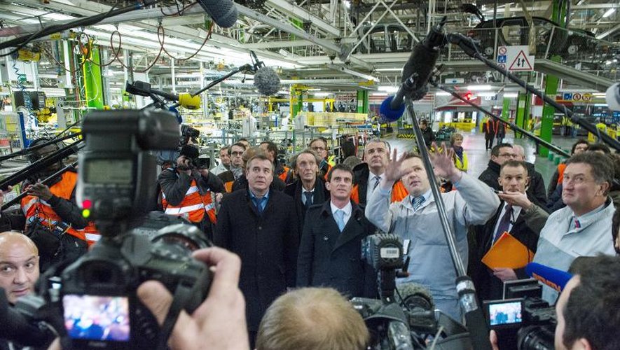Le Premier ministre Manuel Valls et le candidat PS Frederic Barbier, lors de la visite de l'usine Peugeot à Sochaux, le 5 février 2015