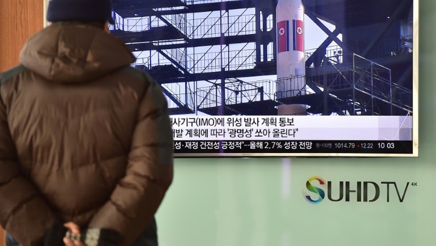 Un homme regarde sur un écran de télévision les images d'une fusée nord-coréenne, le 3 février 2016 à Séoul, en Corée du Sud