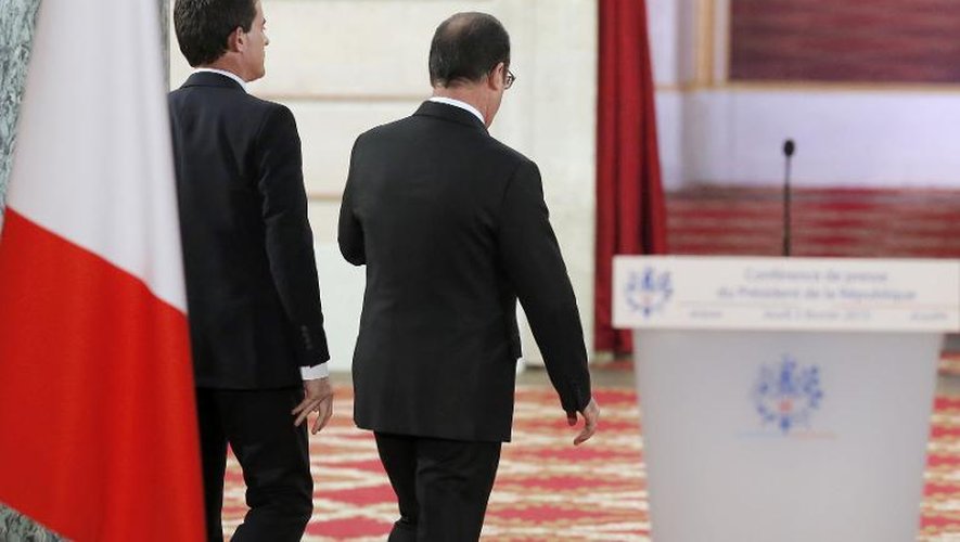 Le président François Hollande quitte en compagnie de son Premier ministre Manuel Valls, la salle des fêtes de l'Elysée, à l'issue de sa conférence de presse le 5 février 2015 à Paris