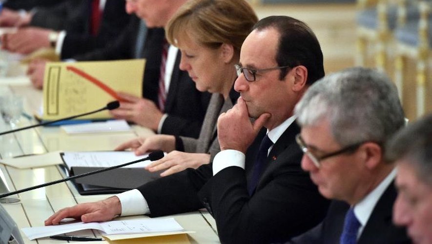 Le président François Hollande (3e d) et la chancelière allemande Angela Merkel lors d'une réunion avec le président ukrainien Petro Porochenko, le 5 février 2015 à Kiev