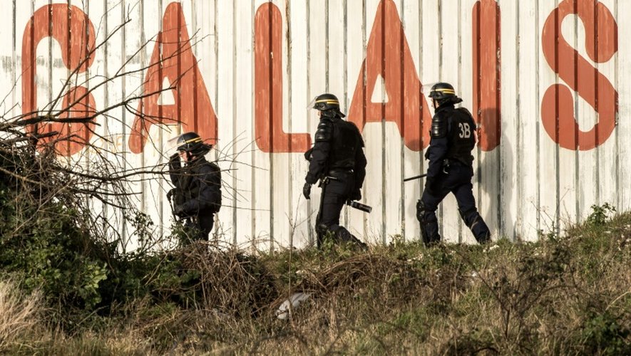 Des policiers surveillent le site d'Eurotunnel à Coquelles, près de Calais, le 21 janvier 2016