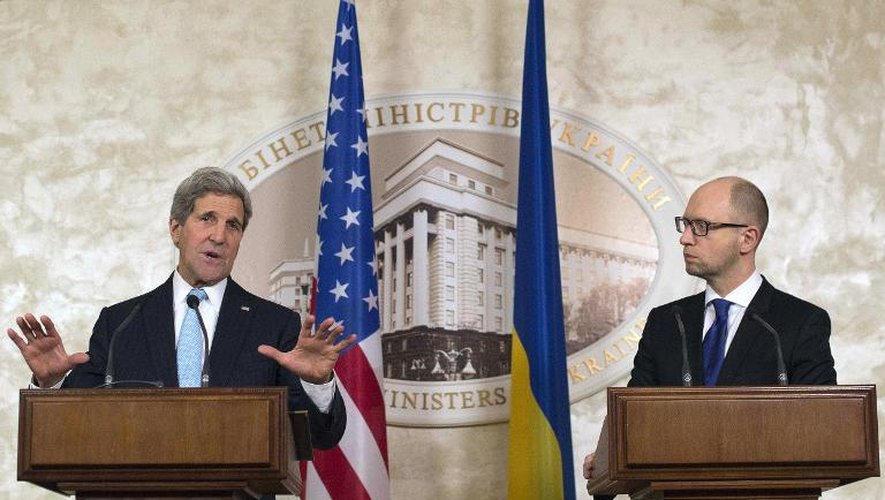 Le secrétaire d'Etat américain John Kerry (g) et le Premier ministre ukrainien Arseni Iatseniouk, lors d'une conférence de presse, le 5 février 2015 à Kiev