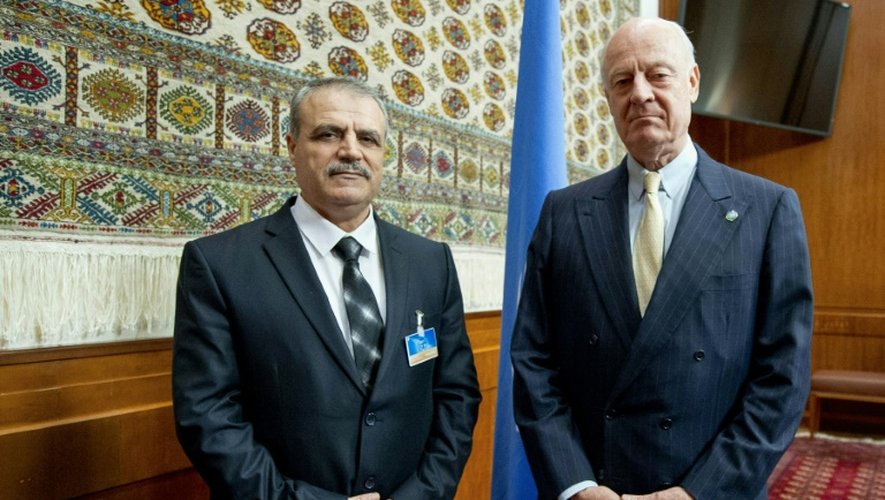 L'un des membres du HCN Asaad al-Zoabi et L'émissaire spécial de l'ONU sur la Syrie, Staffan de Mistura, le 2 février 2016 à Genève