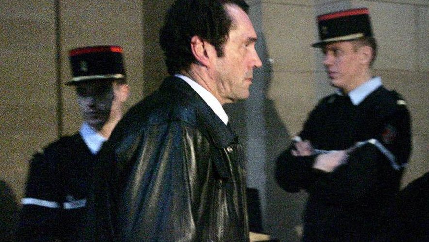 Christian Prouteau quitte le tribunal correctionnel de Paris, le 23 février 2005, au dernier jour du procès des écoutes de l'Elysée