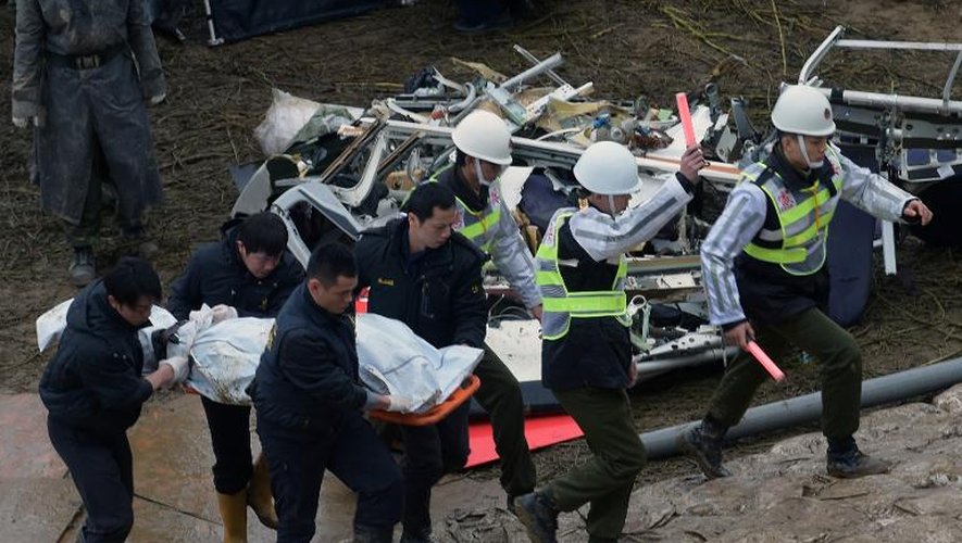 Le corps d'une victime du crash de l'avion Transasia, repêché le 6 février 2015   dans la rivière Keelung près de Taipei
