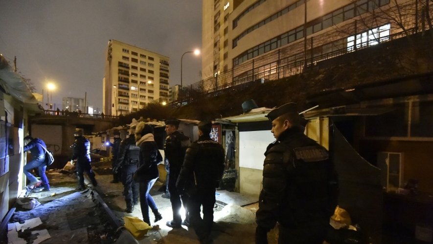 Des gendarmes lors de l'évacuation d'un campement de Roms le 3 février 2016 dans le nord de Paris