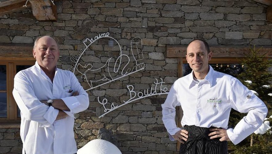 René et Maxime Meilleur le 4 février 2015 devant leur restaurant La Bouitte à Saint-Martin-de-Belleville