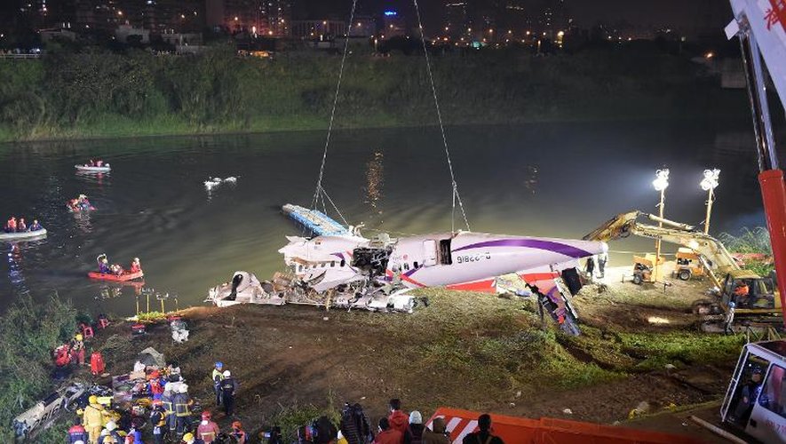Le fuselage de l'ATR 72-600 est sorti hors de l'eau, le 4 février 2015 à Taipei