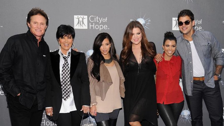 De g à d: Bruce Jenner, Kris Kardashian, Kim Kardashian, Khloe Kardashian, Kourtney Kardashian et Robert Kardashian, le 7 mai 2011 dans les Universal Studios Hollywood, de Californie