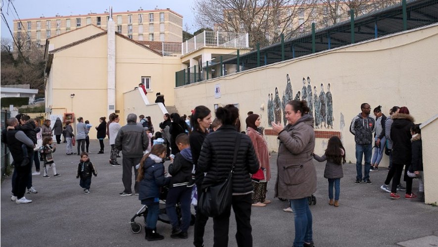 Des parents d'élèves devant de l'école Saint-Louis-Consolat le 2 février 2016 à Marseille