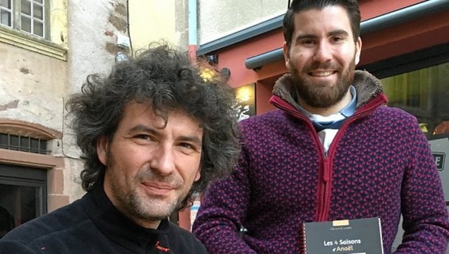 Pour soutenir le petit Anaël, le cuisinier Julien Amat (à droite) est venu déposer son carnet de recettes chez David Olier, du café la Pachole à Rodez.