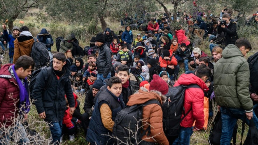 Des migrants le 29 janvier 2016 à Canakkale en Turquie espèrent atteindre l'île grecque de Lesbos