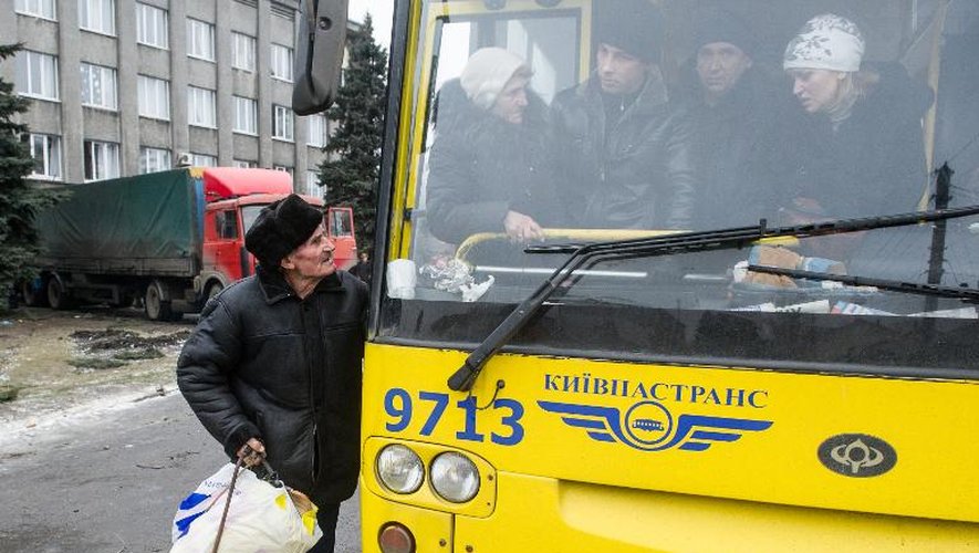Des civils quittent en bus la ville de Debaltseve dans l'Est de l'Ukraine, le 6 février 2015