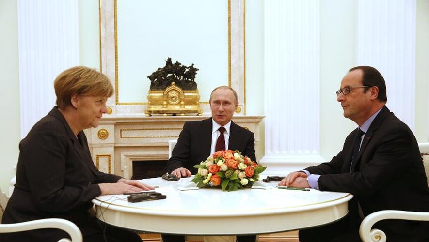 La chancelière allemand Angela Merkel, les présidents russe Vladimir Poutine et français François Hollande lors d'une réunion sur l'Ukraine le 6 février 2015 au Kremlin à Moscou