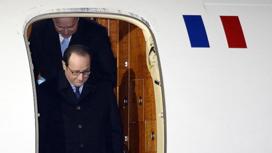 Le président francais François Hollande à son arrivée le 6 février 2015 à l'aéroport Vnukovo II à l'extérieur de Moscou