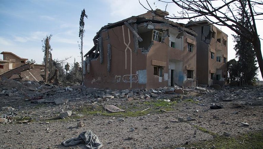 Photo postée sur des sites jihadistes le 6 février 2015 par la branche Raqa du groupe EI montrant un bâtiment détruit à Raqa