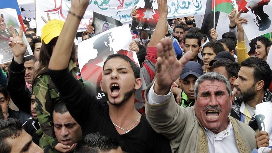 Des manifestants appellent à punir le le groupe jihadiste, après la mort du pilote, Maaz al-Kassasbeh, le 5 février 2015 à Amman