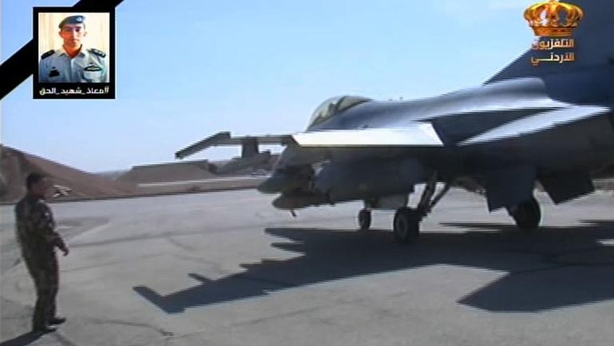 Capture d'écran de la télévision jordanienne, le 5 février 2015, montrant un avion de chasse de l'armée jordanienne prêt à décoller de la base d'Amman pour mener des frappes contre des bastions de l'EI