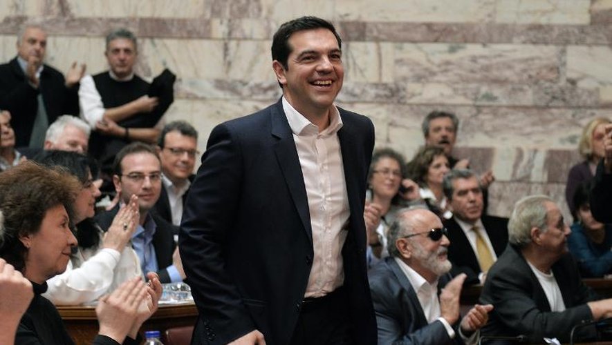 Le Premier ministre grec Alexis Tsipras applaudi par les députés le 5 février 2015 au parlement à Athènes