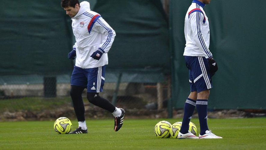 Les milieux de terrain lyonnais Yoann Gourcuff (c) et Corentin Tolisso à l'entraînement, le 6 février 2015 à Lyon