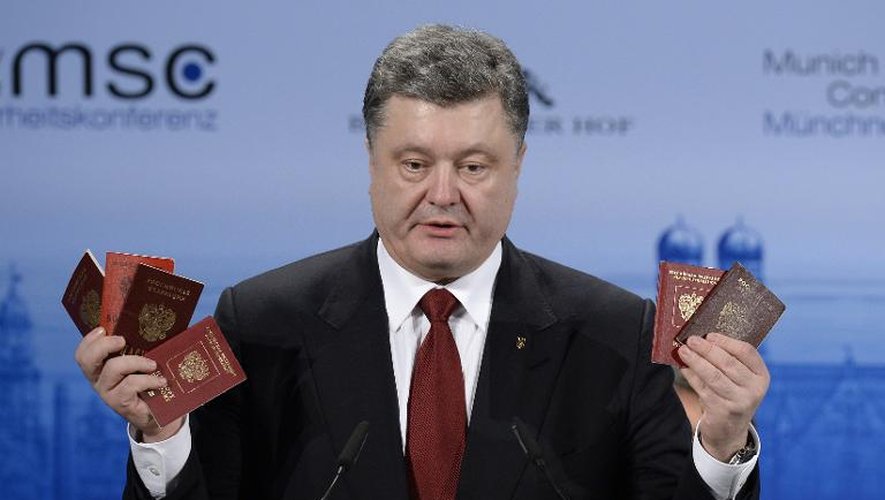 Le président ukrainien Petro Porochenko brandit, le 7 février 2015 à Munich, des passeports de soldats russes entrés en Ukraine